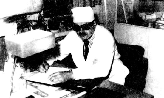 Старший научный сотрудник Г.А. Степанов в рабочем кабинете лаборатории компенсации функций физическими методами