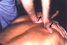 Движение ладоней выполняют одновременно от уровня 2-3 грудного позвонка: левая рука - вниз, правая рука - вверх и в стороны под углом 45