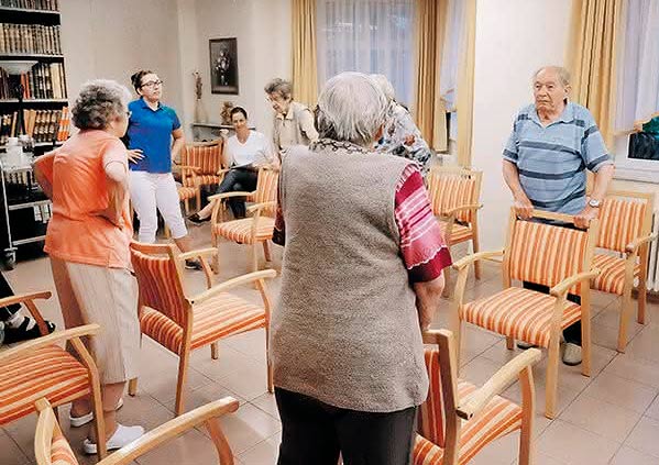 сиделка для пожилых людей