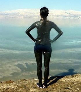 больной псориазом и Мертвое море